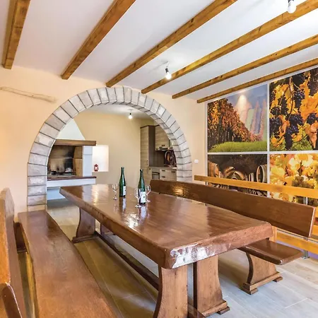 2 Bedroom Stunning In Medici